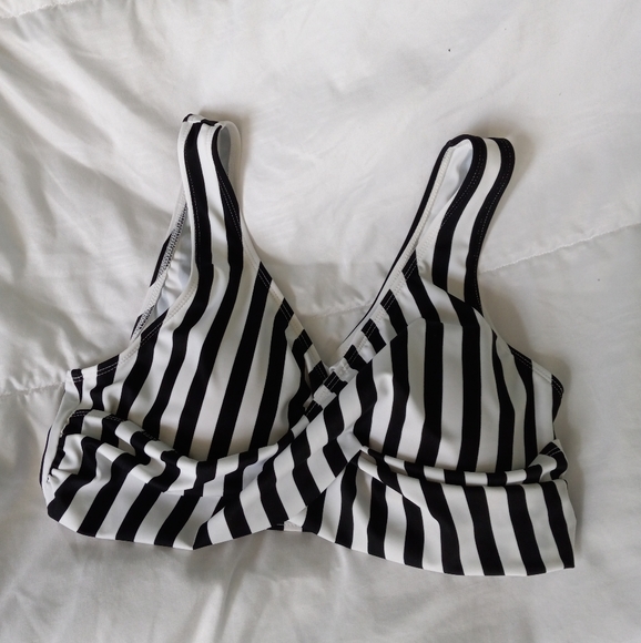 Molded cup swimsuit top. New. Size medium. - Picture 5 of 5